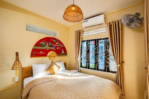 a bedroom with a bed and a window at Di Mo homestay Citadel Conner in Thôn Kim Long (1)