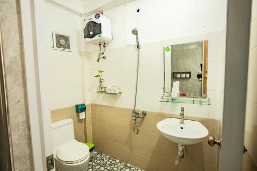 a small bathroom with a toilet and a sink at Di Mo homestay Citadel Conner in Thôn Kim Long (1)