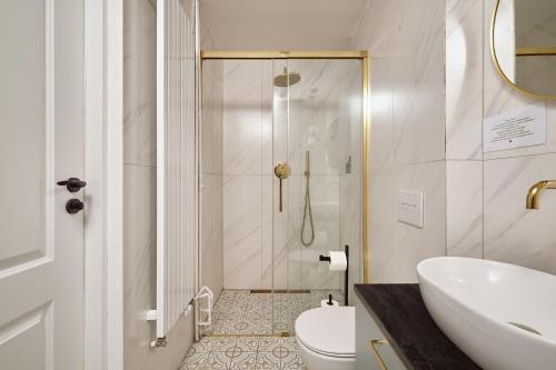 a bathroom with a shower and a toilet and a sink at Apartament Teatralny - Komfort w Sercu Miasta Klimatyzacja in Opole