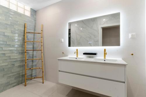 Relaxing Lagos Villa with Private Pool, 6 Min Beach