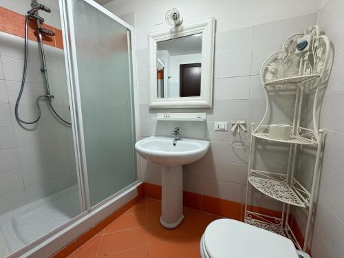 a bathroom with a sink and a shower and a toilet at Alloggio turistico La casetta di Piazza Roma in Bracciano
