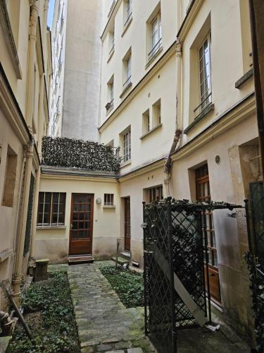 Quiet two Rooms in Le Marais Historic Building