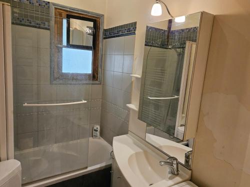 Quiet two Rooms in Le Marais Historic Building