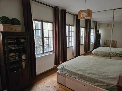 Quiet two Rooms in Le Marais Historic Building