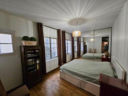 Quiet two Rooms in Le Marais Historic Building