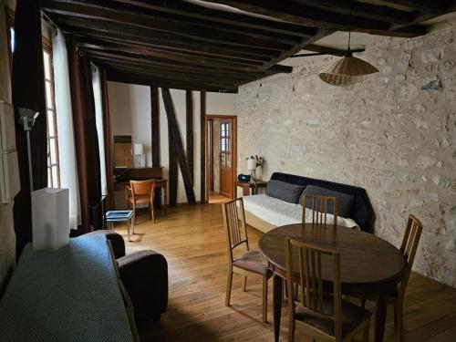 Quiet two Rooms in Le Marais Historic Building