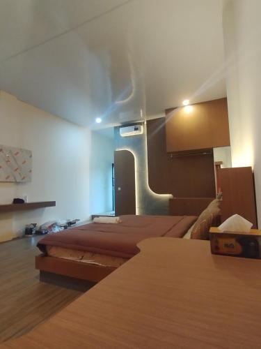 a hotel room with two beds in a room at Bale Bangket Homestay in Tetebatu