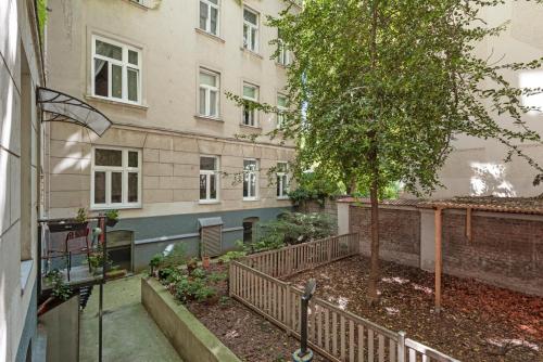 Josefstadt City Apartment is Calling - by 4ty3 Apartments