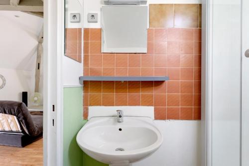 a bathroom with a sink and a mirror at Studio 7 3 Min Du Futuroscope in Chasseneuil-du-Poitou
