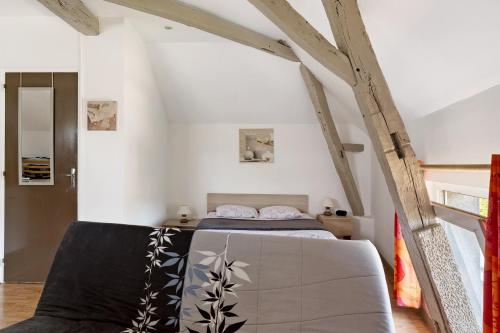 a bedroom with a bed in a attic at Studio 7 3 Min Du Futuroscope in Chasseneuil-du-Poitou