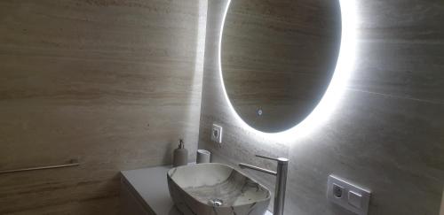 a bathroom with a sink and a mirror at Tía Pepa in El Gastor
