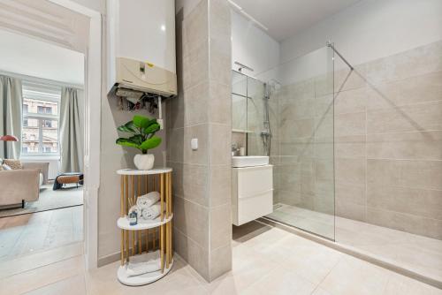 Elégance - 2BR Superior Family Suite with AC - City Center