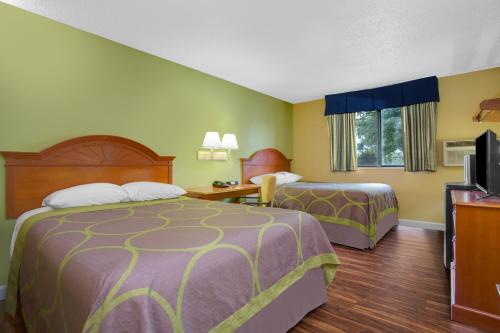 Posteľ alebo postele v izbe v ubytovaní Super 8 by Wyndham Gainesville