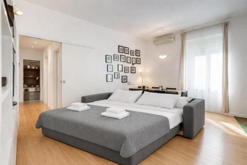 Micol's Place, bright apt 2 rooms, 2 toilets, near metro, 80 mq