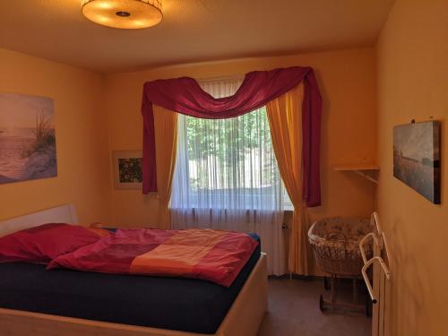ein Schlafzimmer mit einem Bett und einem Fenster in der Unterkunft Renova13 in Süderbrarup