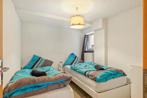 a bedroom with two beds in a room at Jolie Appartement Bei Kassel in Eiterhagen