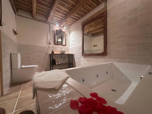 une salle de bains avec une grande baignoire et un lavabo dans l'établissement Mas els Munts, à Vilanova de Sau