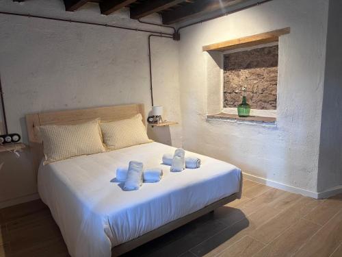 une chambre avec un lit avec des serviettes dessus dans l'établissement Mas els Munts, à Vilanova de Sau
