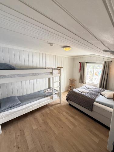 a bedroom with two bunk beds in a room at Finnegården Røros in Røros