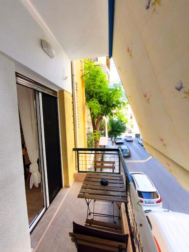 Floral Home 4 - Athens 2 BR apt, Close to Metro!