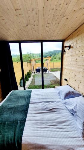 ein großes Bett in einem Zimmer mit einem großen Fenster in der Unterkunft Lori INN in Stepanawan
