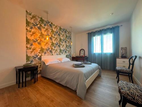 a bedroom with a bed with a floral wall at Chambre 2 personnes in Saint-André-de-Sangonis