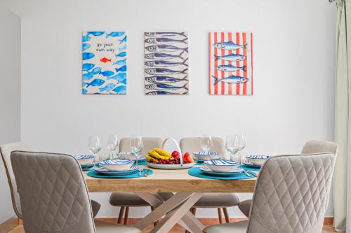 a dining room with a table with chairs at Agio Porto Cervo in Liscia di Vacca