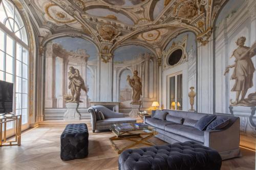 Historic Frescoes Apartment