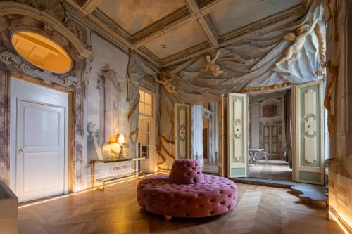 Historic Frescoes Apartment