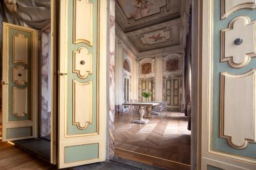 Historic Frescoes Apartment