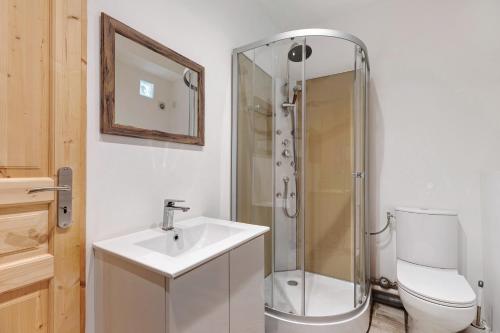 a bathroom with a shower and a sink and a toilet at Studio 5 - 3 min du Futuroscope in Chasseneuil-du-Poitou