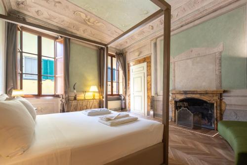 Historic Frescoes Apartment