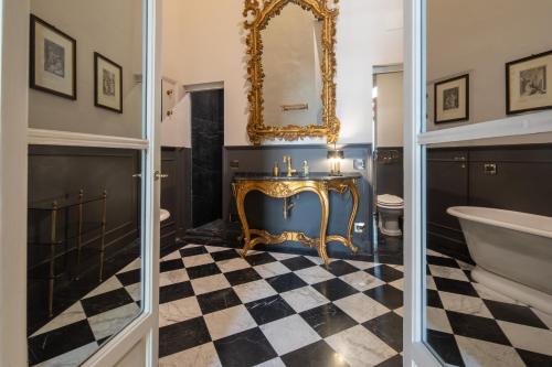 Historic Frescoes Apartment
