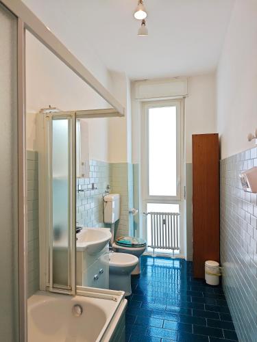 a bathroom with two toilets and a tub and a sink at Star Lake in Intra