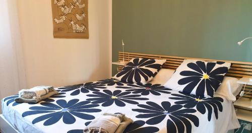 a bedroom with a bed with blue and white flowers at Minavita - Vue mer, Plage à pied, Ruppione, Corse in Pietrosella