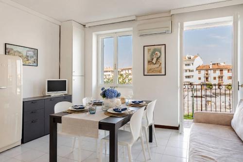 a kitchen and living room with a table and chairs at Harbour View Apartment - Elite Grado Centro in Grado