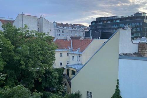 Apartment Sleeps 6 with Garden & Balcony