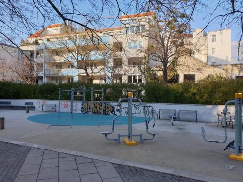Apartment Sleeps 6 with Garden & Balcony
