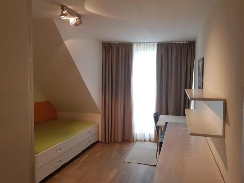 Apartment Sleeps 6 with Garden & Balcony
