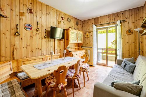 a living room with a table and a couch at Eldann Apartment - Tradizione e Relax a Sappada in Sappada