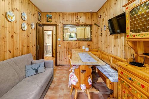 a living room with a couch and a table at Eldann Apartment - Tradizione e Relax a Sappada in Sappada