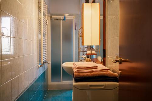 a bathroom with a sink and a toilet and a sink at El Prestinée Box auto gratuito in Milan