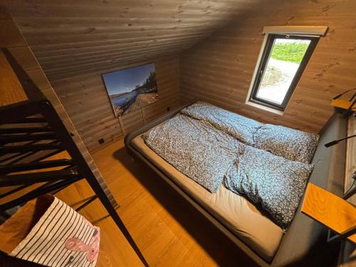 an overhead view of a bedroom in a tiny house at Nisserstrand Hytte mit WLAN und Sauna direkt am See in Treungen