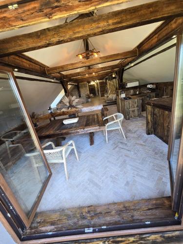 an overhead view of a room with a table and chairs at Apartament-SŁOVIAŃSKI ZAKĄTEK in Nowakowo