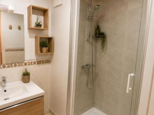 a bathroom with a shower and a sink at Aux Roses in Saint-Honoré-les-Bains