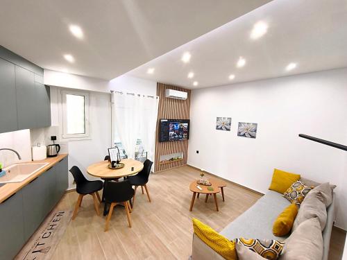 Floral Home 4 - Athens 2 BR apt, Close to Metro!
