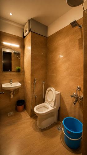 ein Badezimmer mit Toilette und Waschbecken in der Unterkunft Naadi stayinn -Premium Rooms in Thanjavur