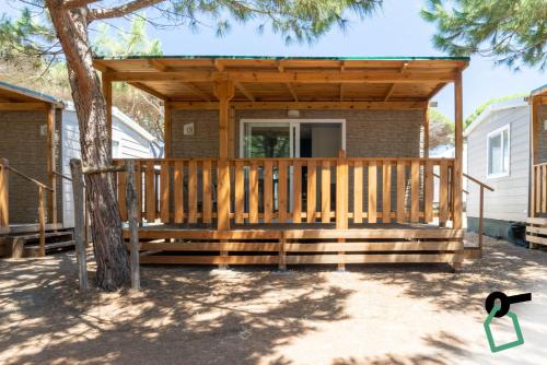 a wooden pergola on a house at Hotiday Montalto Marina in Torre di Montalto
