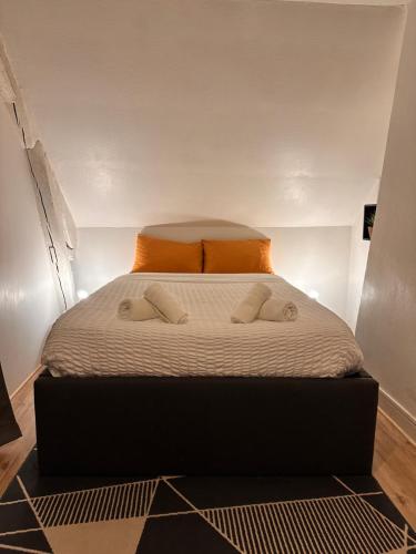 a bed with two pillows on it in a room at Le Studio du Square : Châteaux-Beauval-Arrivée auto-Netflix in Romorantin