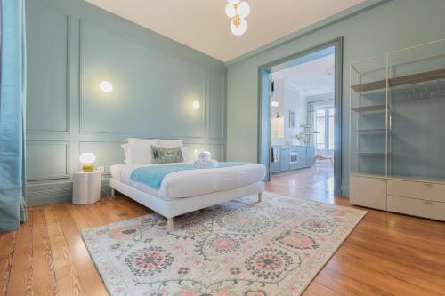 a bedroom with a white bed and a rug at Luxueux Appartement - Hyper Centre - Climatisation - Balcon in Bordeaux